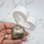 Odkrijte moč pirita in privabite obilje v svoje življenje. Ne le, da je vizualno privlačen, ampak deluje kot magnet za pozitivno energijo in bogastvo!Krepi samozavest in voljoPrivablja bogastvo in priložnostiŠčiti pred negativnimi vplivi