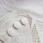 Selenit je čudovit mineral za sproščanje in meditacijo