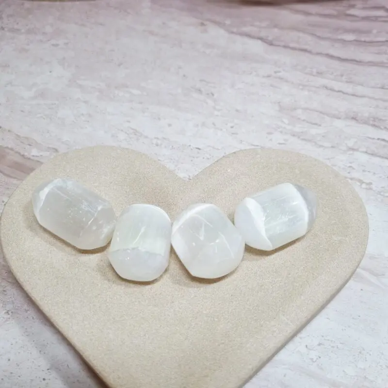 Selenit je čudovit mineral za sproščanje in meditacijo