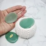 🌿 Aventurin je znan kot: "Kristal sreče" ali "prinašalec možnosti" – pogosto se uporablja v kristaloterapiji. Priljubljen za srčno čakro (zlasti zeleni aventurin). Pogosto v nakitu, obeskih, masažnih palicah, energijskih mrežah ipd.