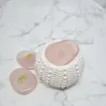 Kristal roževec je odličen za polaganje na srčno čakro