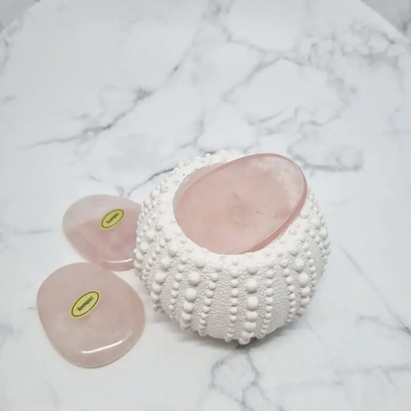 Kristal roževec je odličen za polaganje na srčno čakro