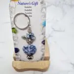 Čudovito darilo za prijateljstvo je obesek za ključe iz kristala sodalit