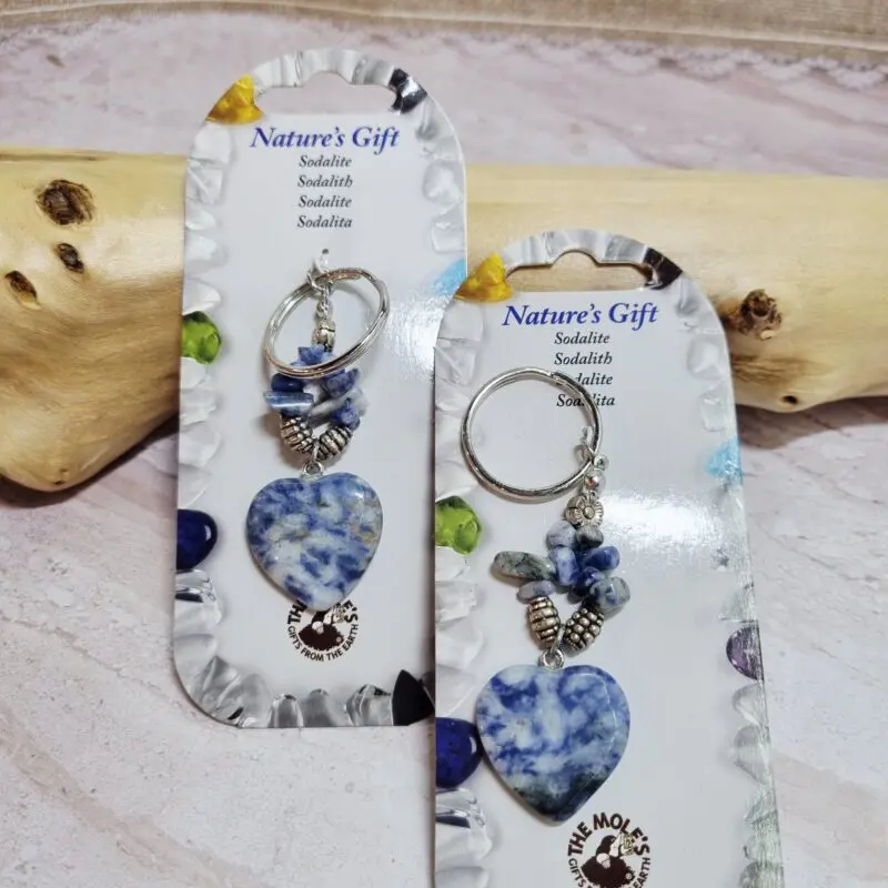 Čudovito darilo za prijateljstvo je obesek za ključe iz kristala sodalit