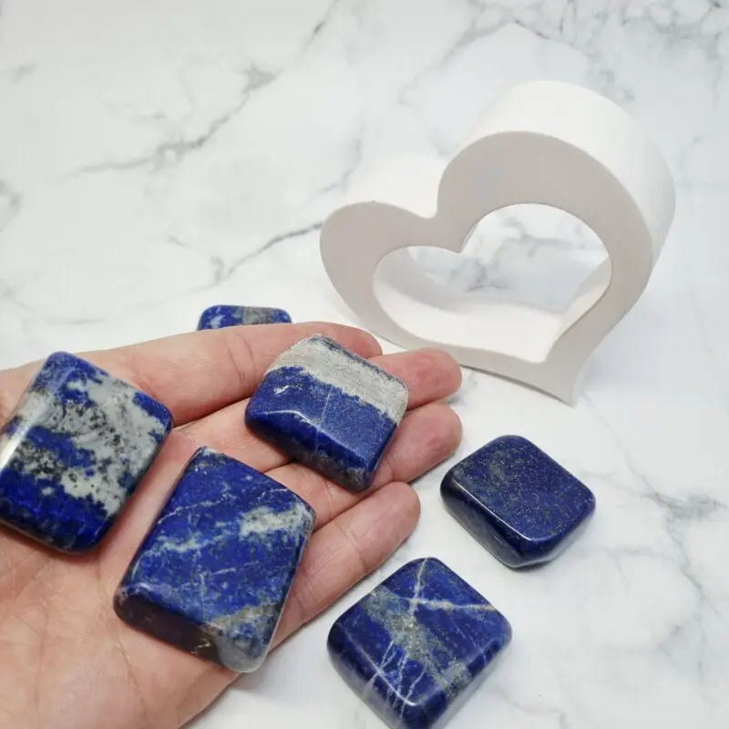 Kristal lapis je odličen pomočnik pri razvoju intuicije in jasnega razuma