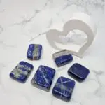 Kristal lapis je odličen pomočnik pri razvoju intuicije in jasnega razuma