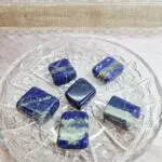 Kristal lapis je odličen pomočnik pri razvoju intuicije in jasnega razuma