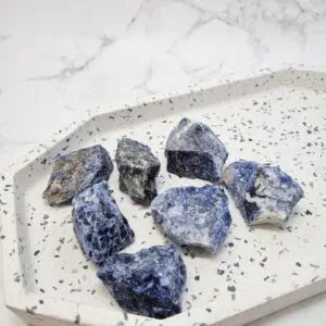 Sodalit, mineral komunikacije 3 - 4 cm