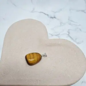 Obesek tigrovo oko s členom